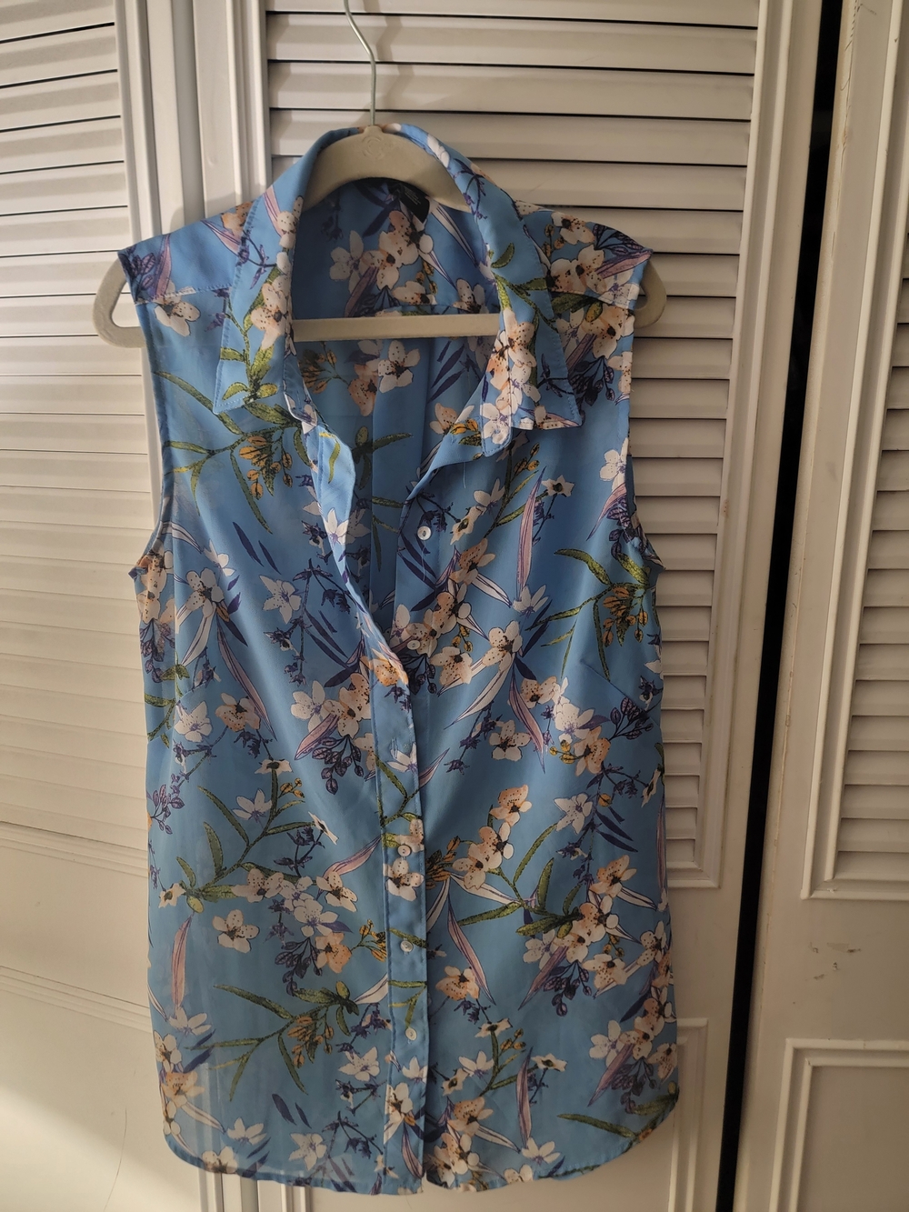 H&M Light Blue Floral Sleeveless Button-Up Blouse